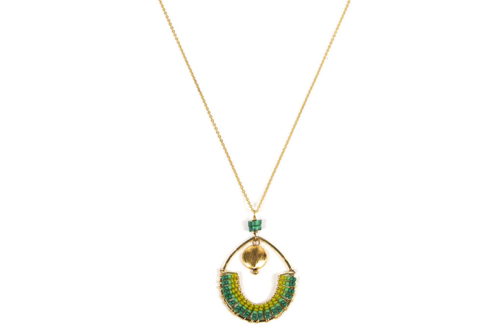 Collier doré et son pendentif en perles colorés
