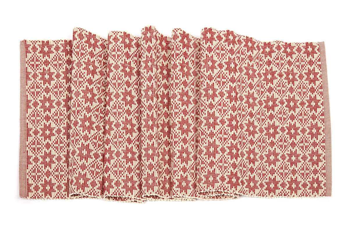 Chemin de table en coton bio. Modèle rouge côtelé aux motifs étoilés